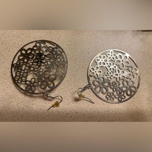 💰2/$10 Daisy shape thin silver circles- size med